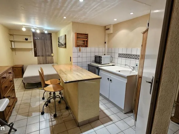 Studio meublé dans maison particulière