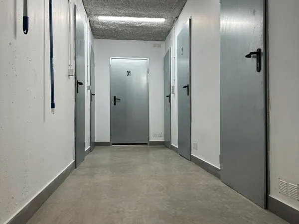 Belle cave spacieuse et saine pour stockage sécurisé