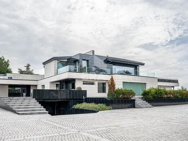 Maison 8 pièces 740 m²