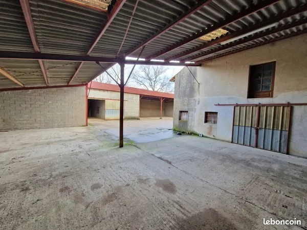 Cour fermée 400 m² + 3 hangars 300 m² + atelier 130 m²