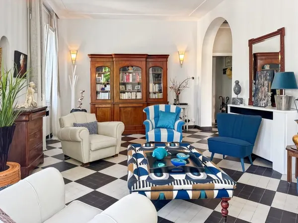 VICHY - Quartier République - Appartement de caractère 80 m² avec garage et caves dans maison Art dé