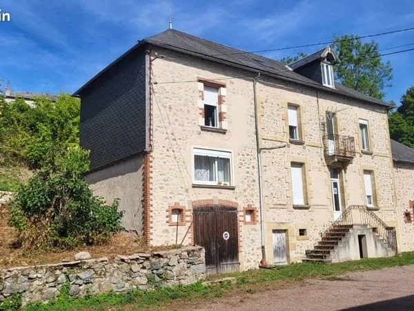Immeuble de rapport avec 5 appartements meublés et deux garages et un jardin