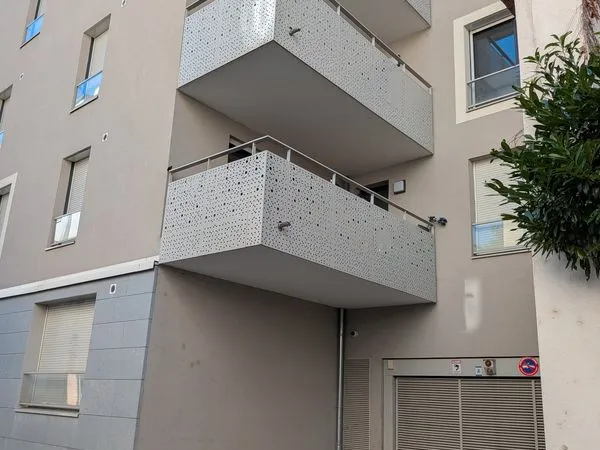 Garage box sécurisé dans résidence récente avec vidéo surveillance