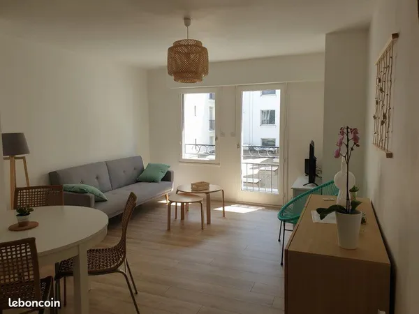 Appartement t3 rénové entre château et jardin des plantes en face de la gare