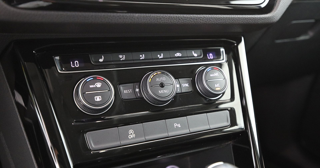 Volkswagen Touran — photo 21