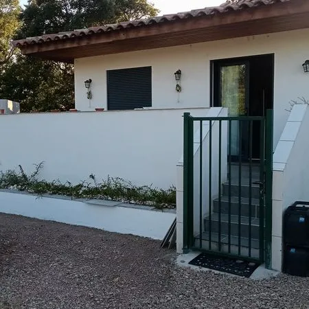 Maison F3 à louer à Porto Vecchio pour 1 à 2 personnes : Entrée / cuisine , salle d'eau - 1 chambre 