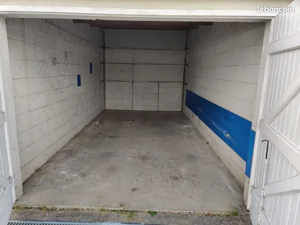 Garage extérieur fermé