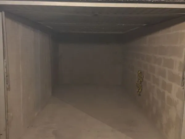 Garage disponible à la location
