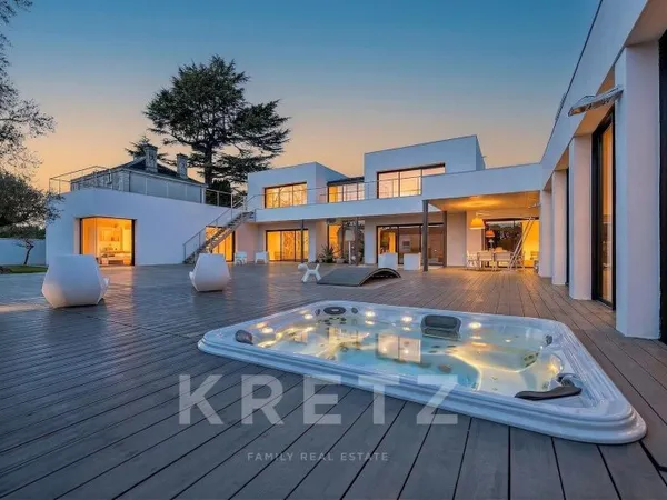 Villa contemporaine de 365 m² avec piscine et jacuzzi