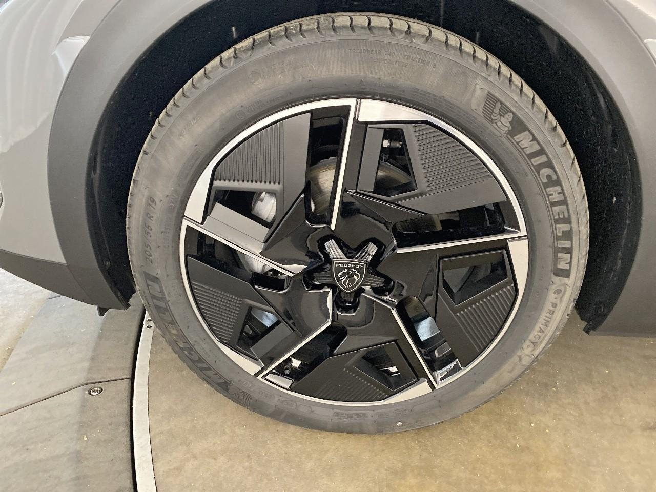 Peugeot 408 hybrid 145 e-dcs6 gt — photo 11