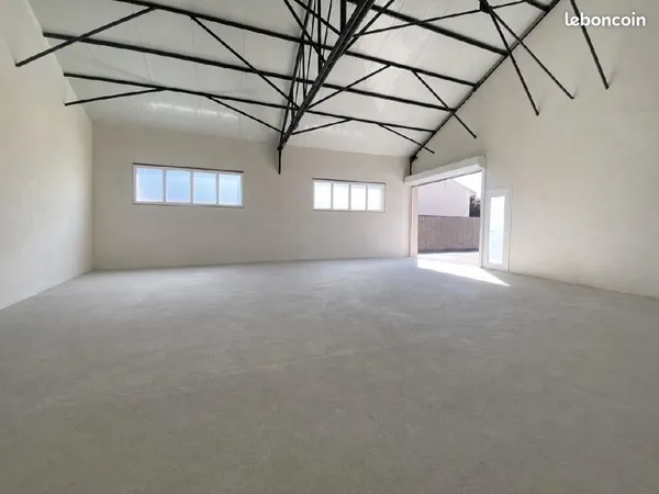Local industriel 100 m²
