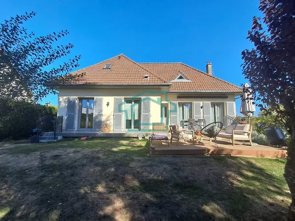 Maison familiale de 130 m2 avec 4 chambres, sous-sol total e