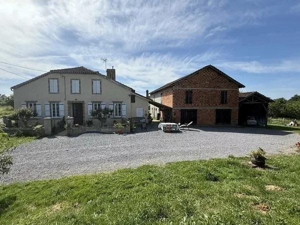 Belle propriété gasconne T5 avec nombreuses dépendances sur 6700m2 de terrain sans voisinage aux ale