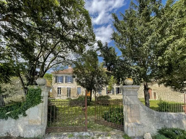 Propriété de caractère rénovée avec piscine, dépendances sur terrain de plus d'un hectarePropriété d