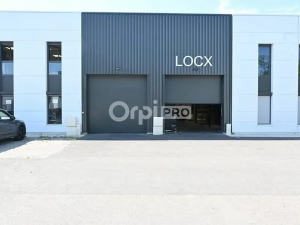 Local d'activité 877 m²