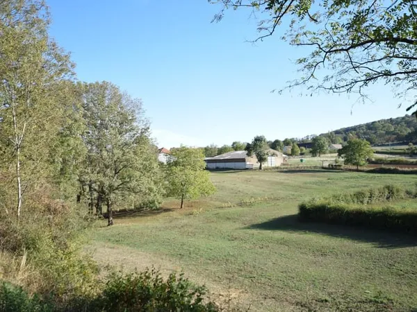 Propriete agricole avec deux maisons, bâtiments et 2,9 hectares de terrain CREOT (71)