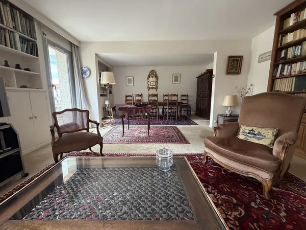 Double séjour, balcon ouest et studio attenant.