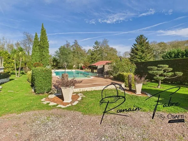 Maison de plain-pied 4 chambres, piscine, garage et belle parcelle de terrain au calme