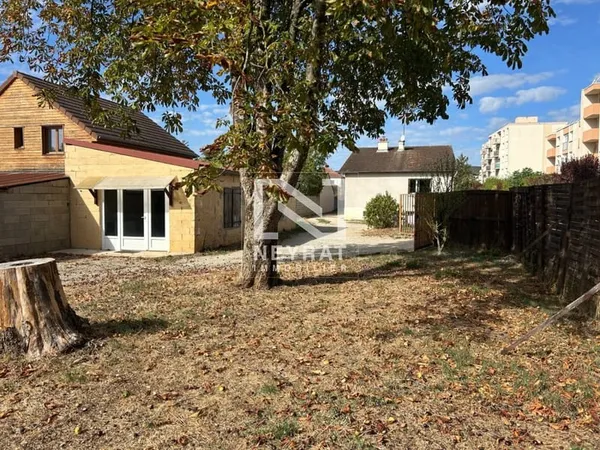 UN ENSEMBLE IMMOBILIER AVEC 2 HABITATIONS INDÉPENDANTES ET JARDIN ARBORÉ