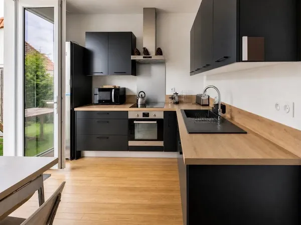 Immeuble de rapport: 3 lots loués: T5, T2, Studio avec 3 garages