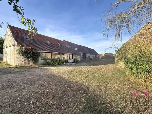 LA CHAPELAUDE - ENSEMBLE IMMOBILIER DE CARACTÈRE AVEC DÉPENDANCES ET ENVIRON 5 HECTARES DE TERRAIN