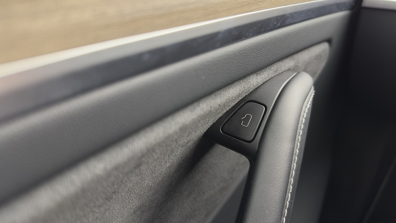 Tesla MODEL Y Standard RWD — photo 14