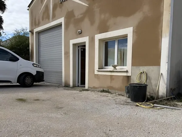 À LOUER LOCAL COMMERCIAL OU PROFESSIONNEL DE 110 m2 AVEC C