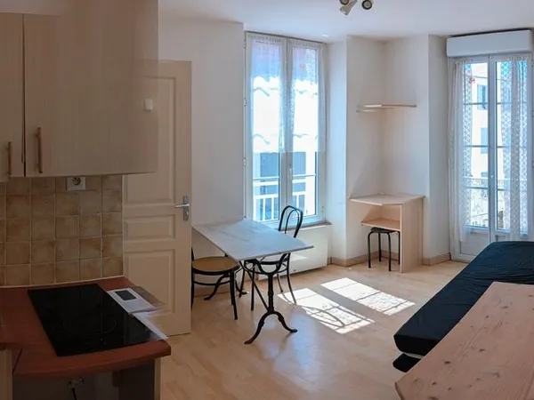 Studio meublé avec balcon, centre-ville de Digne, 395 CC