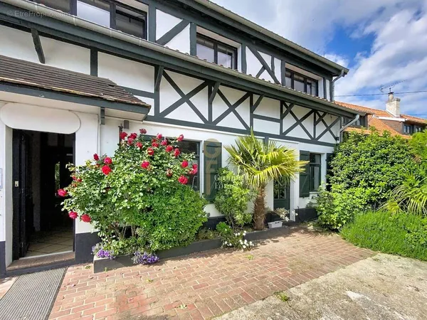Maison 7 pièces 533 m²
