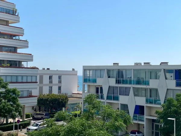 Studio meublé centre-ville petite vue mer