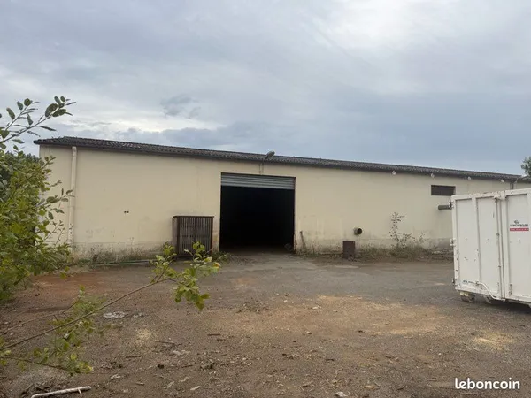 Local d'activité / Entrepôt / Atelier 240 m² + Stationnement