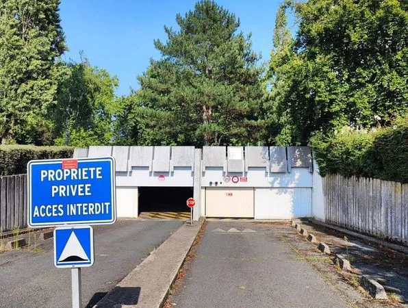 Parking sécurisé avec gardien