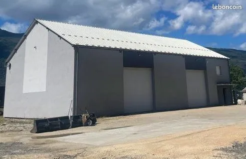 Location bâtiment 150m2 et 200m2 extérieur