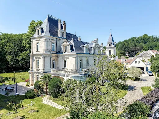 Château 15 pièces 700 m²