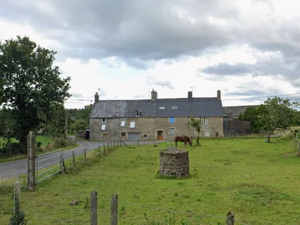 Manche : Maison mitoyenne de caractère à rénover, située dans le magnifique cadre champêtre de la No