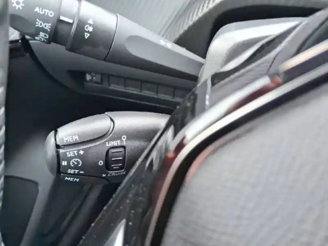Peugeot 208 hybrid 110 e-dcs6 — photo 44