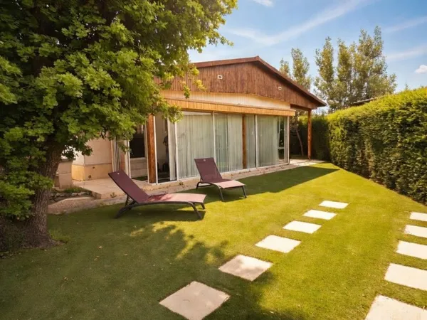 Chalet en bon etat dans domaine avec piscine