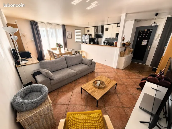 Neuilly-Plaisance - Lumineux 3 pièces traversant de 67 m² avec 2 balcons, cave et box