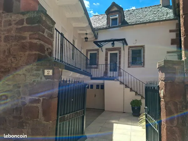 MAISON ATYPIQUE EN PIERRE d'environ 125 m2 entièrement rénovée avec goût