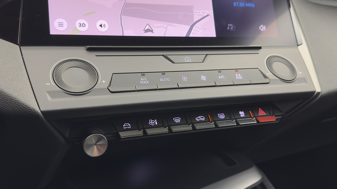 Peugeot 308 SW PHEV 180 e-EAT8 — photo 27