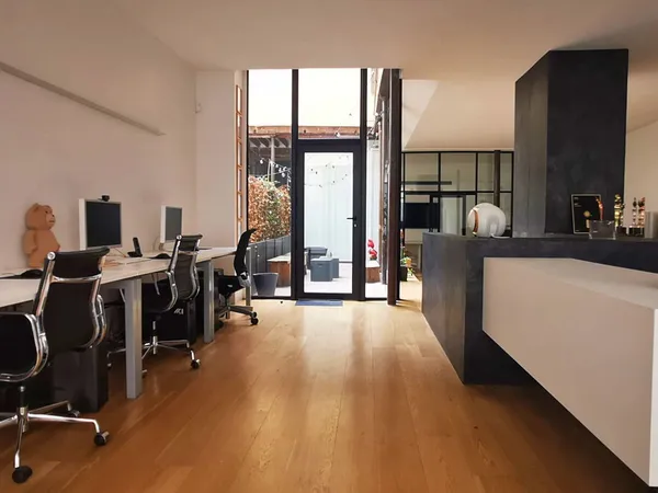 3 postes à louer dans un open space Paris 3ème Arts et Metiers