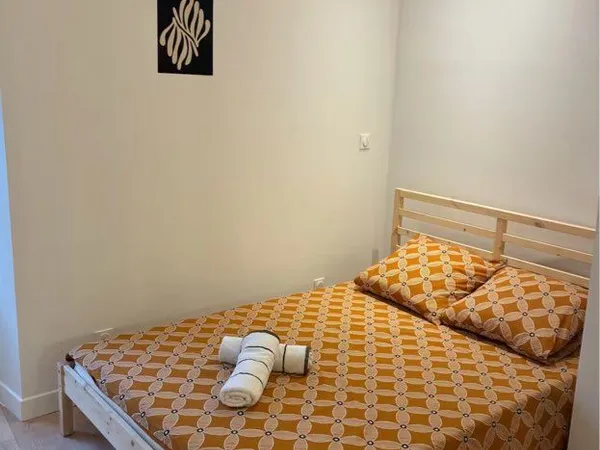 Chambre meublée rénovée avec salle d'eau et WC privatifs - Talence - 790 CC