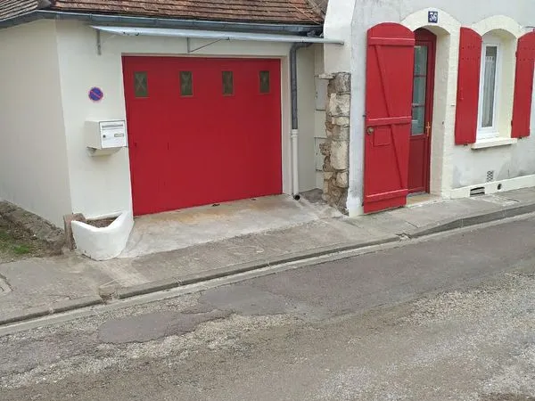 Maison de ville avec garage et courettes