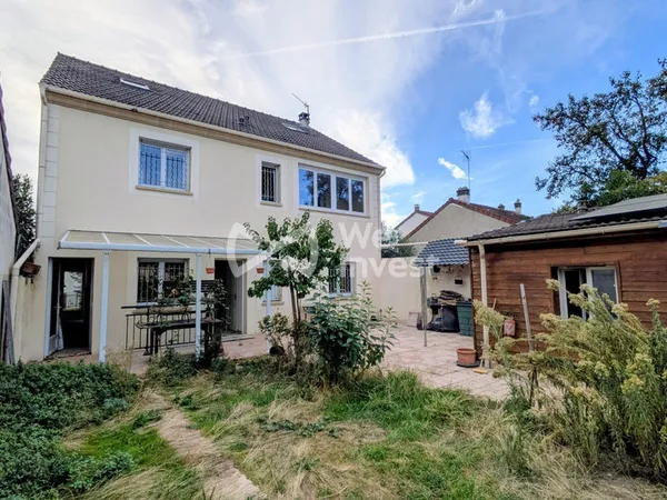 Maison familiale de 205 m² avec sous-sol, jardin et dépendance