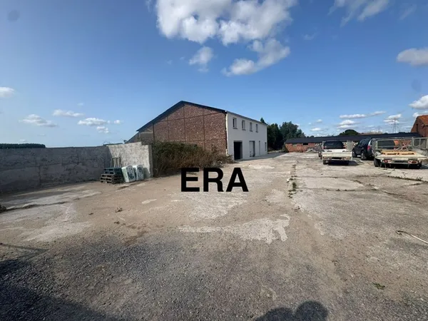 Commerce 350 m²