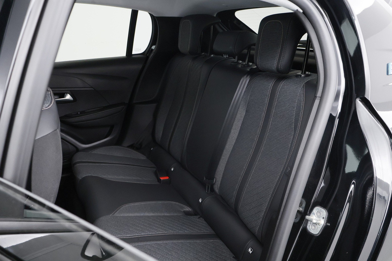 Peugeot 208 — photo 31