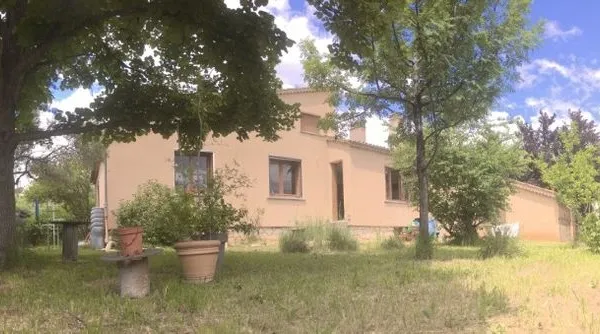 Maison de plain-pied avec grand jardin calme