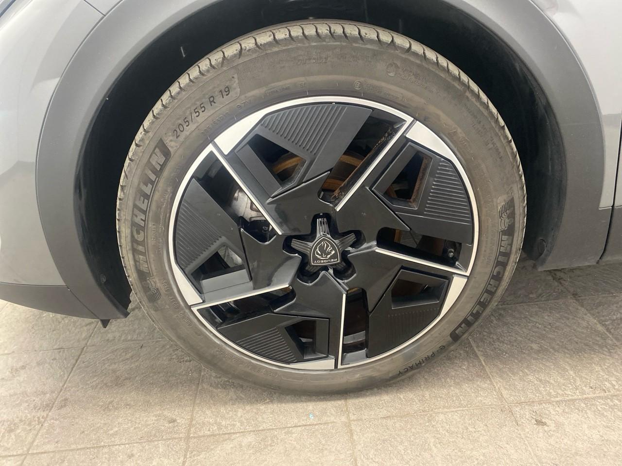 Peugeot 408 hybrid 145 e-dcs6 gt — photo 11