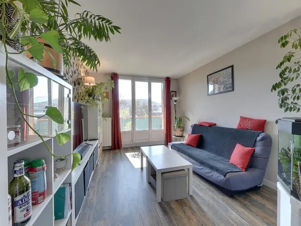COQUET 4P+C AU 3EME ETAGE ECHIROLLES LES ECUREUILS RUE GEORG