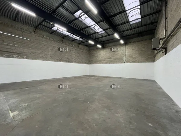 Entrepôt 382 m²